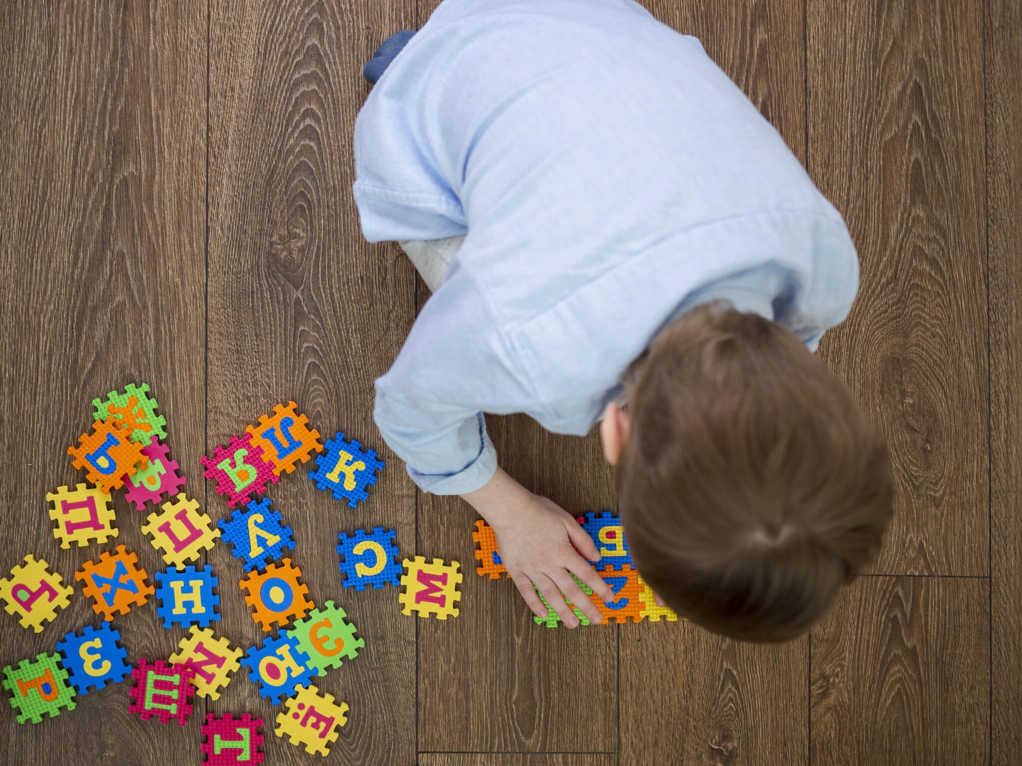 Entenda por que brincar também é aprender e descubra como as brincadeiras contribuem para o desenvolvimento infantil.